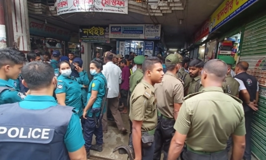 সিলেট সিসিকের অভিযান : বিল্ডিং আইন অমান্য করায় দুই লক্ষ টাকা জরিমানা।