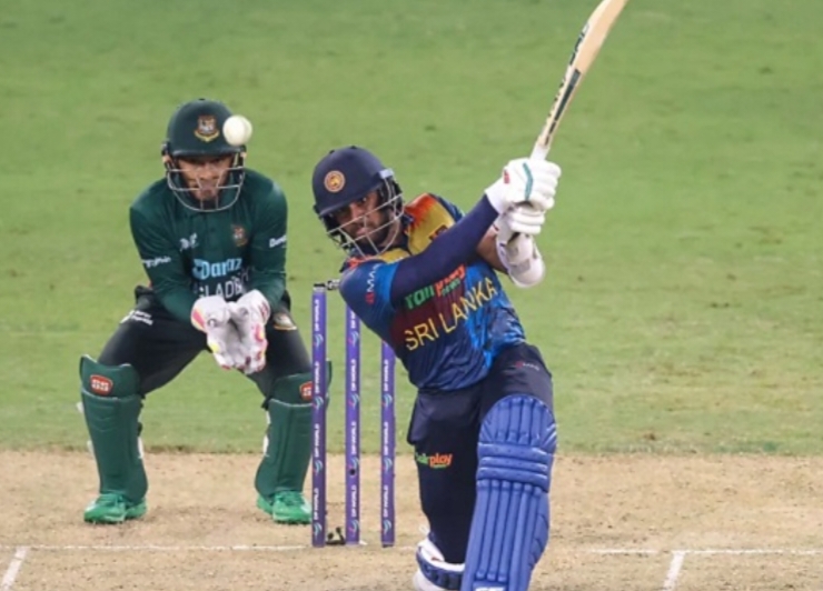 ২ উইকেটের জয় তুলে নেয় শ্রীলঙ্কা।