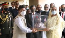 ভারতে প্রধানমন্ত্রীকে মহাত্মা গান্ধীর ভাস্কর্য উপহার।