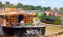 অনেক মাঝি অসহায় ভাবে, টাঙ্গুয়ার হাওর দাপিয়ে বেড়াচ্ছে বিলাসবহুল হাউজবোট।