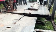 যানচলাচল বন্ধ, বেইলি সেতুর পাটাতন ভেঙ্গে নদীতে।