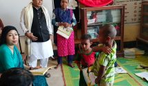 শিক্ষা প্রতিমন্ত্রী তাহিরপুর শিশুশিক্ষার্থীদের পাঠদান করলেন।