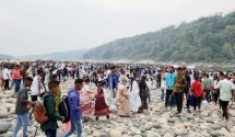 তরুণ তরুণীদের ভিড় ঈদের ছুটিতে জাফলংয়ে
