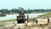 অবৈধ ভাবে সুরমা নদীর পার কেটে মাটির ব্যবসা।